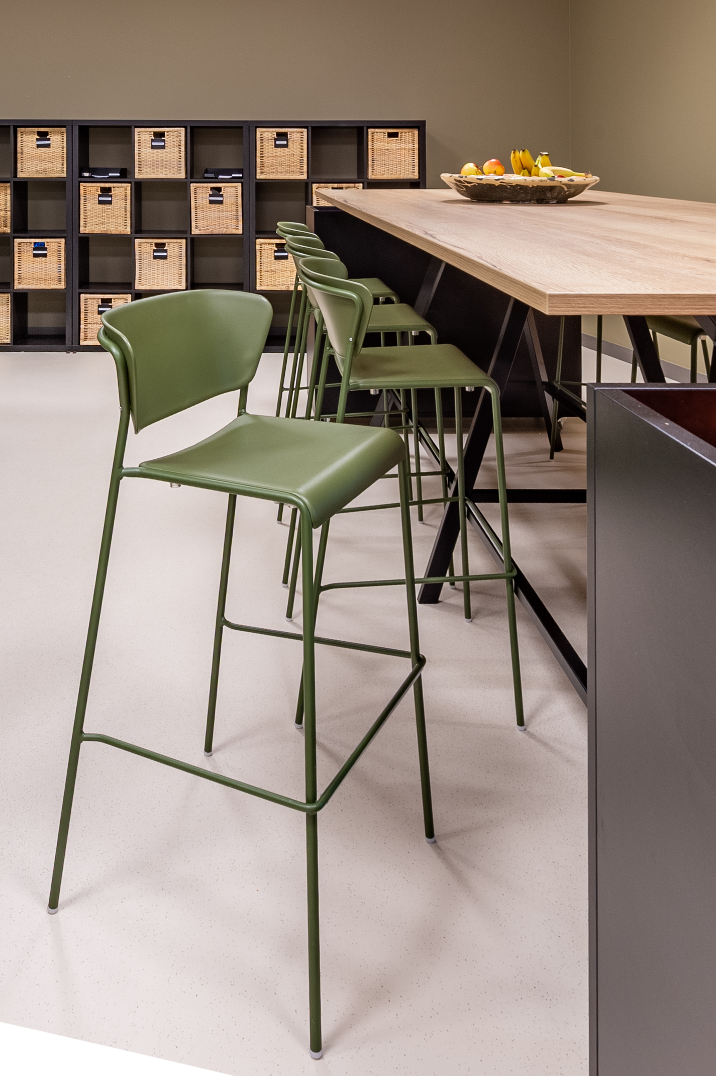 Natuurlijke kleuren en materialen in het interieur van Piet de Wit Snacks